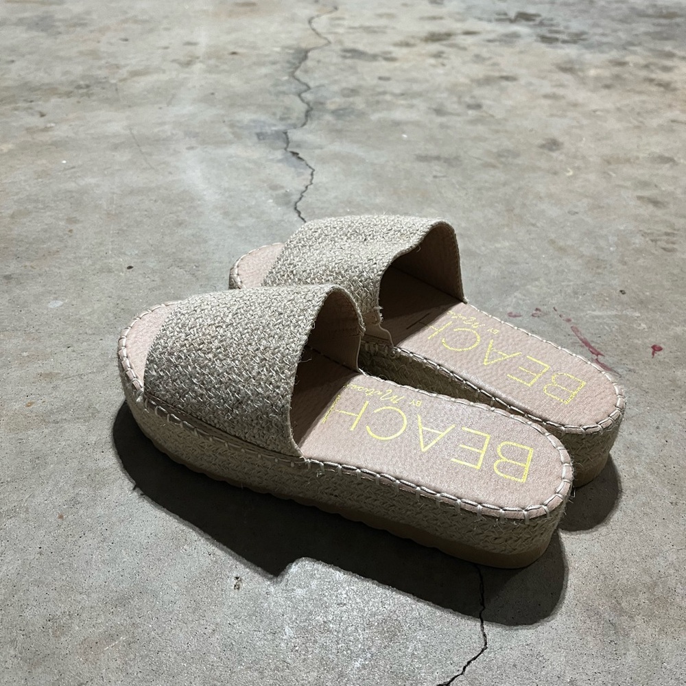 WOMENS SANDALS
OPEN TO OFFERS